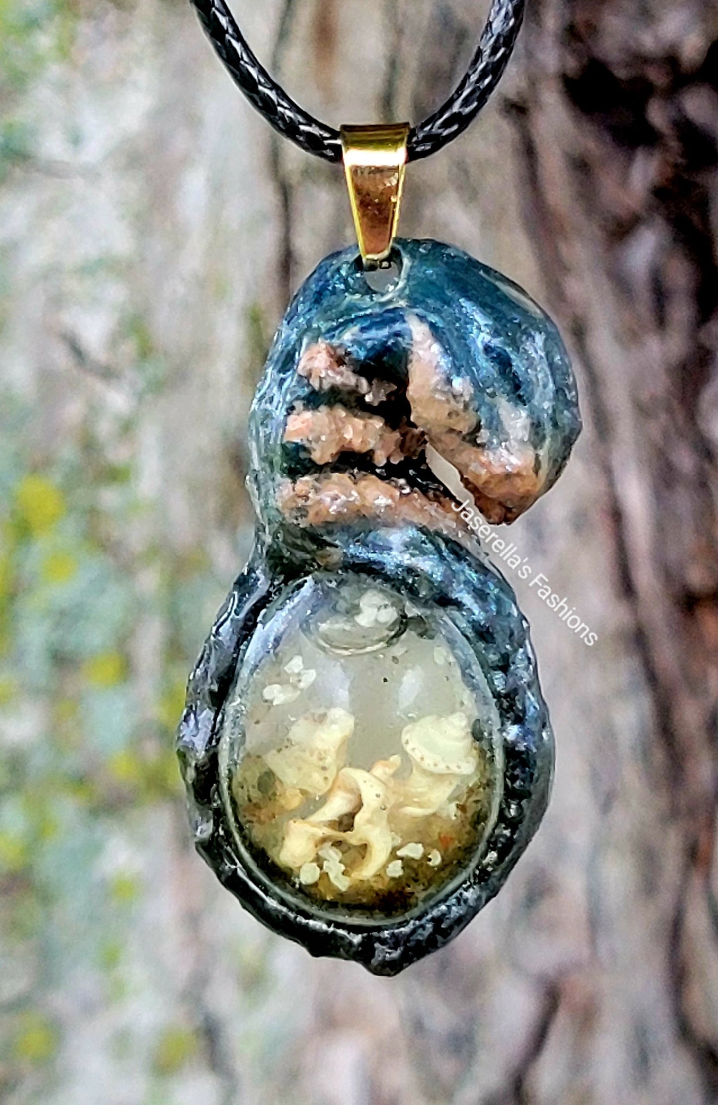 The eye of the Storm - Snow globe necklace